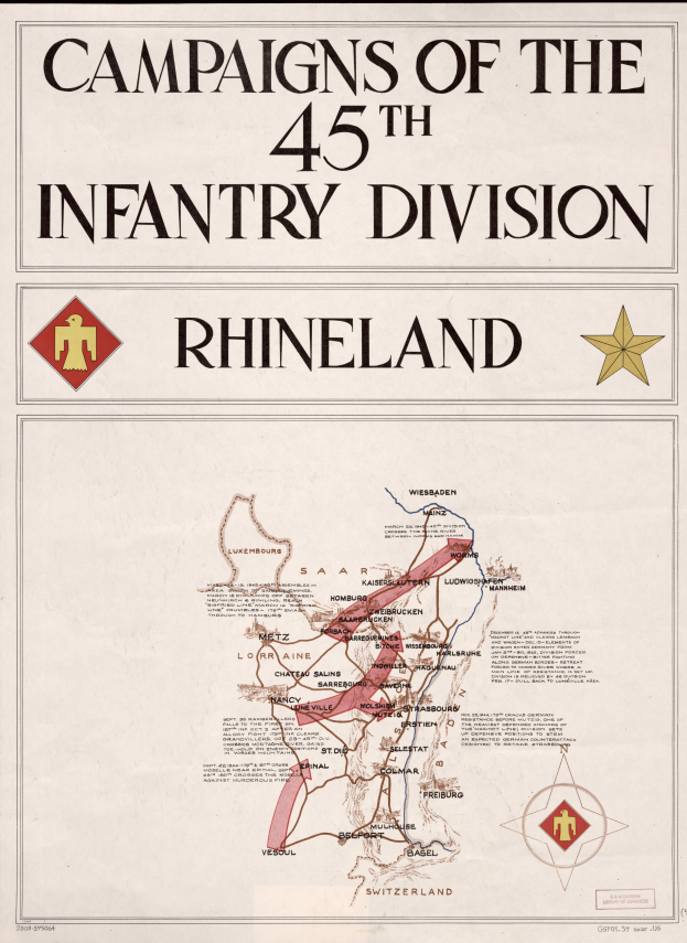 Ein Plakat mit einem detaillierten Kartenausschnitt der Kampagnen der 45. Infanterie-Division in Rheinland, farblich kodierte Divisionen und begleitenden Text mit Informationen zu den Kampagnen, Divisionen und Schlachtterminen.
