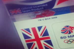 Ein Nahaufnahme eines Ausweises mit der amerikanischen Flagge und der Aufschrift 'Kritische Lizenz' auf der Vorderseite.