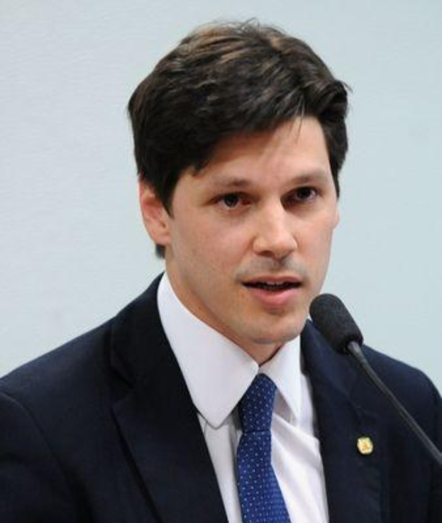 Ein Mann im Anzug und Krawatte spricht vor einer Wand in ein Mikrofon, wahrscheinlich in Reaktion auf die Nachricht eines Regierungsgesetzes zur Abschaffung des Internets.