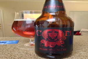 Eine Weinflasche, ein Weinglas und eine Geldkarte sind auf einer Oberfläche platziert.