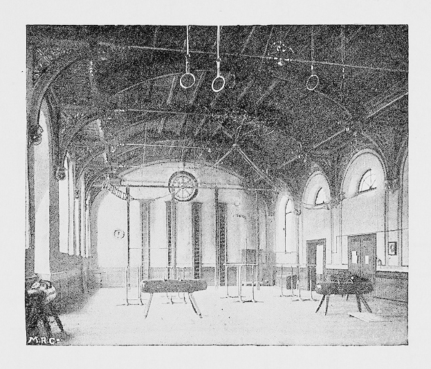 Schwarzes und weißes Foto einer großen Turnhalle in New York City mit Tischen, Stühlen, Säulen, Wänden, Fenstern und Deckenringen.