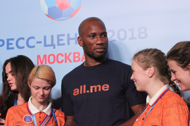 Gruppe von Menschen auf einer Bühne mit einer 2018 FIFA WM Russland-Fahne, die Medaillen tragen.