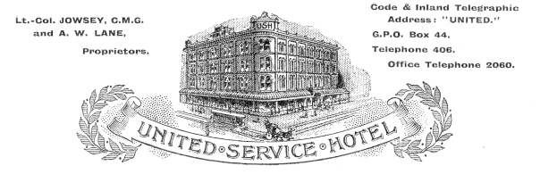 Schwarz-weiß-Zeichnung eines Hotels namens "United Service Hotel" mit einem großen Eingang, mehreren Fenstern und fettem Text umgeben von einem dekorativen Rahmen.