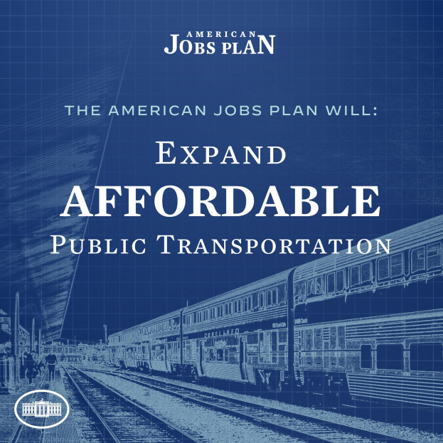 Plakat mit einem Zug auf einer Eisenbahnschiene mit mehreren Menschen in der Nähe, begleitet von Text, der "The American Jobs Plan Will Expand Affordable Public Transportation" lautet.