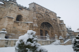 Eine architektonische Struktur mit schneebedeckter Erde und eisbedeckten Bäumen davor.