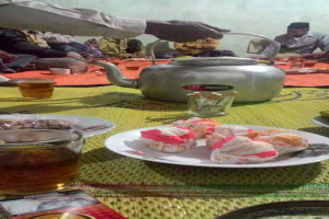 Eine bescheidene Zusammenkunft mit einem Tisch, der Teller, Gläser und Lebensmittel zeigt.