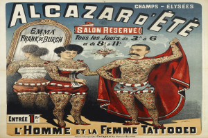 Ein Plakat in Paris, das eine Tattoo-Studio bewirbt, zeigt einen Mann und eine Frau mit Tattoos nebeneinanderstehend und Text, der das Studio bewirbt.