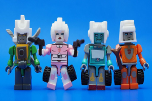 Vier Roboter-Spielzeuge sind auf einer blauen Oberfl├Ąche plaziert.