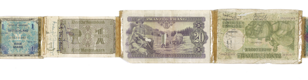 Ein altes Buch mit einem Stapel verschiedener Altgeldscheine darauf.