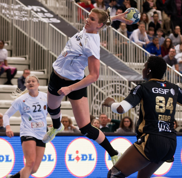 Eine Gruppe von Frauen spielt Handball auf einem Court mit einem Ball in der Luft, während Zuschauer von hinten zusehen, während der Handball-Weltmeisterschaft 2019 - Tag 2.