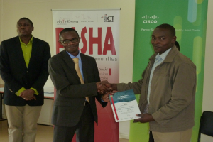 Personen mit Gutscheinen und Schildern, ein Stuhl und ein Blatt Papier im Hintergrund.