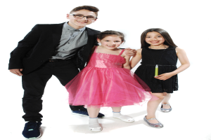 Drei Kinder auf einer Fläche.