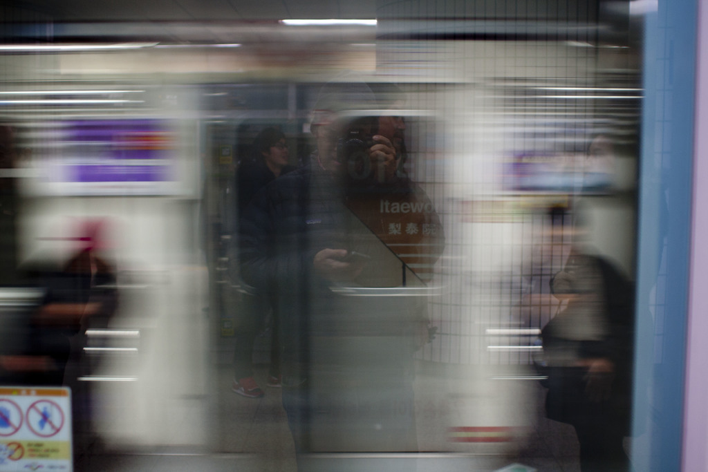 Ein unscharfer Schnappschuss einer Person, die ein fahrendes Zug fotografiert.