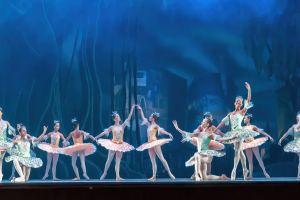 "Theater of Estrada Song" des Zentrums für Ästhetische Erziehung von Kindern der Nizhny-Novgorod-Region wird vor Beginn der "Nussknacker"-Vorstellung im Nizhny-Novgorod-TYUZ am 1. Juni auftreten