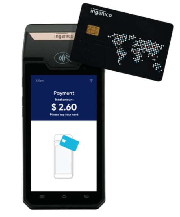 Mobiltelefon neben einer Kreditkarte, das ein Ingenico-Mobile-Payment-System darstellt.