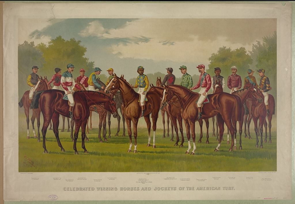 Gruppe von Menschen, die auf einem grünen Feld mit Bäumen und einem blauen Himmel reiten, mit Text unten: "Feiernder Siegerpferde und Jockeys der amerikanischen Wiese".