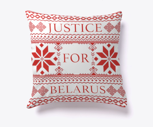 Ein rotes und weißes Kissen mit der Aufschrift "Justice for Belarus" auf einem weißen Hintergrund.