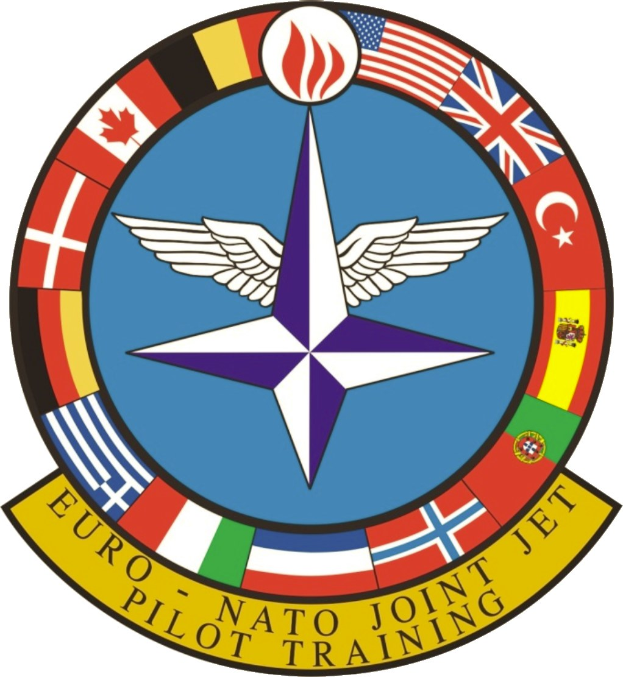 Logo der NATO Joint Jet Pilot Training mit einem blauen Kreis mit einem weißen Stern, umgeben von vier farbigen Flaggen und weißer Schrift, die 'NATO Joint Jet' lautet.