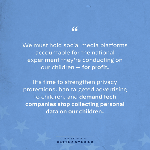 Ein Plakat mit einem Zitat aus "Building a Better America", das besagt: "Wir müssen die sozialen Medien-Plattformen für das nationale Experiment zur Rechenschaft ziehen, das sie an unseren Kindern durchführen - zum Profit."