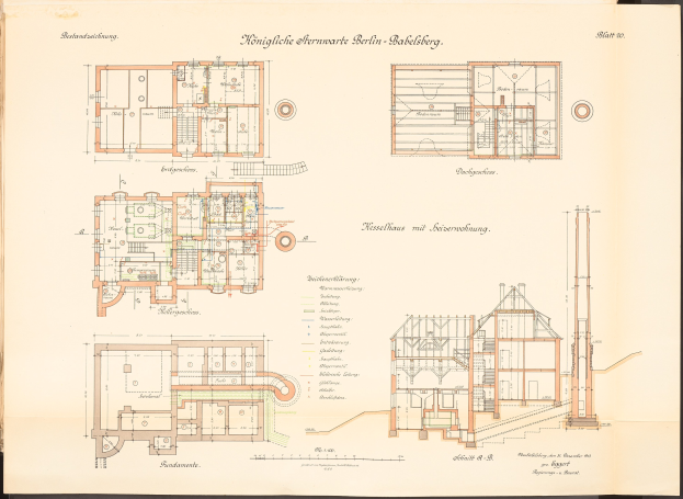 Altes Buch mit detaillierten Architekturplänen und Text, das eine Zeichnung des ursprünglichen Plans für die Königliche Hermwerk Berlin-Baklberg enthält.