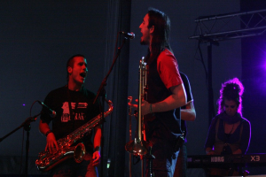 Eine Gruppe von Menschen, die verschiedene Musikinstrumente spielen und singen.