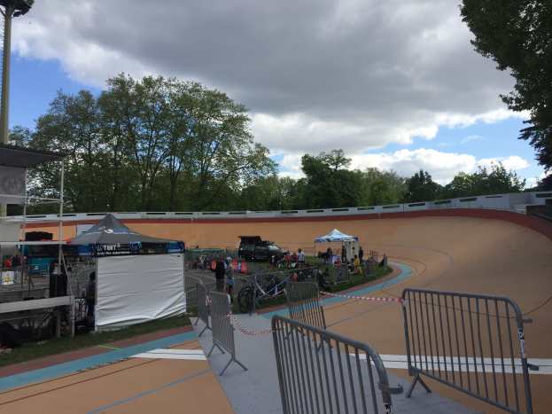 Gruppe von Radfahrern auf einer Schmutz-BMX-Strecke bei den UCI BMX-Weltmeisterschaften 2018