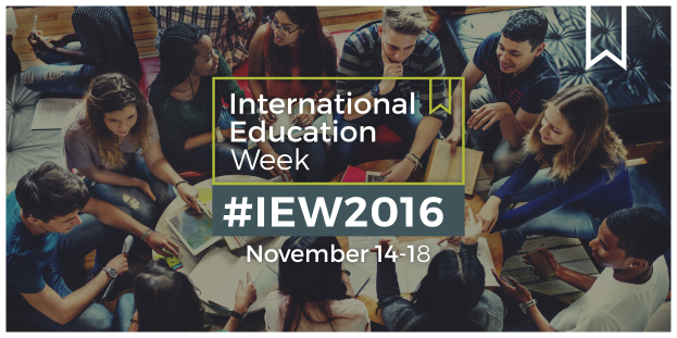 Eine Gruppe von Menschen sitzt auf einem Sofa, einige halten Bücher und Stifte, mit dem Text "International Education Week IEW 2016" in der Mitte, die sich über internationale Bildung unterhalten.