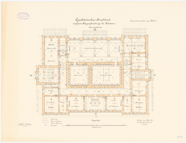 Ein detaillierter Grundrissplan des Erdgeschosses der Gedächtnishalle Schütte, einer deutschen Schule, der verschiedene Räume, Flure, Fenster, Türen und andere Merkmale mit begleitendem Text zeigt.