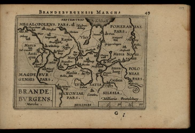 Altes Buch mit einer detaillierten Karte der Brandenburg-Region Deutschlands auf einem schwarzen Hintergrund, das geografische Merkmale und Städte zeigt, mit Text, der zusätzliche Informationen bereitstellt.