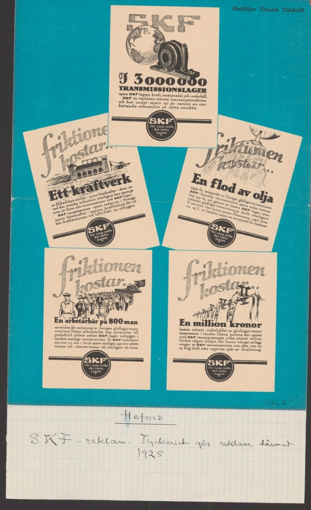 Ein altes Buch mit losen Papieren, die handgeschriebene Texte enthalten und darauf liegen.