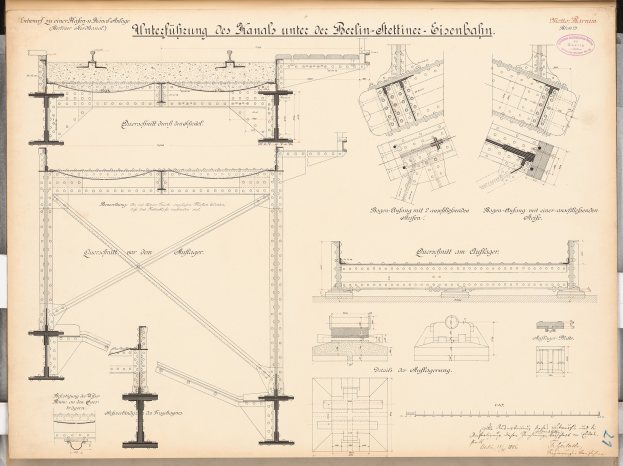Schwarze-weiße architektonische Zeichnung der Berlin-Sienbahnbrücke, die detaillierte Strukturpläne und Anmerkungen auf Papier zeigt.