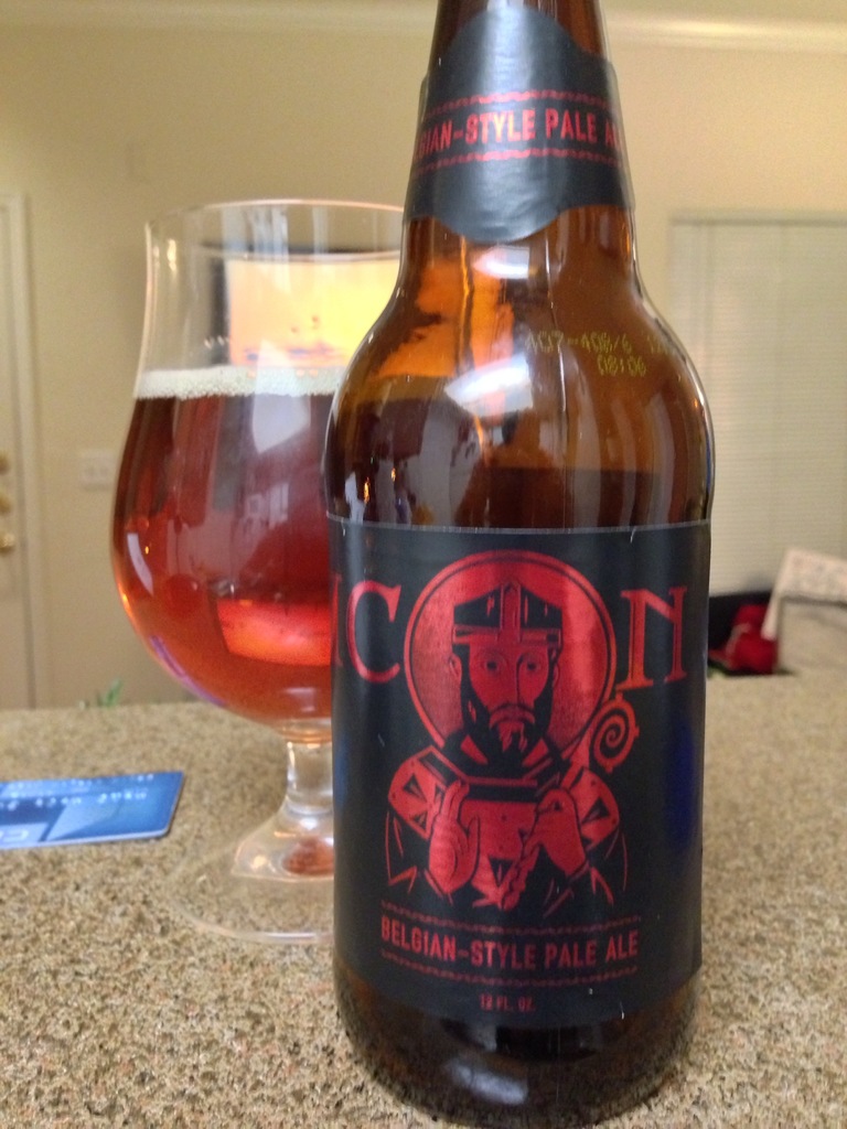 Eine Weinflasche, ein Weinglas und eine Geldkarte liegen auf einer Oberfläche.