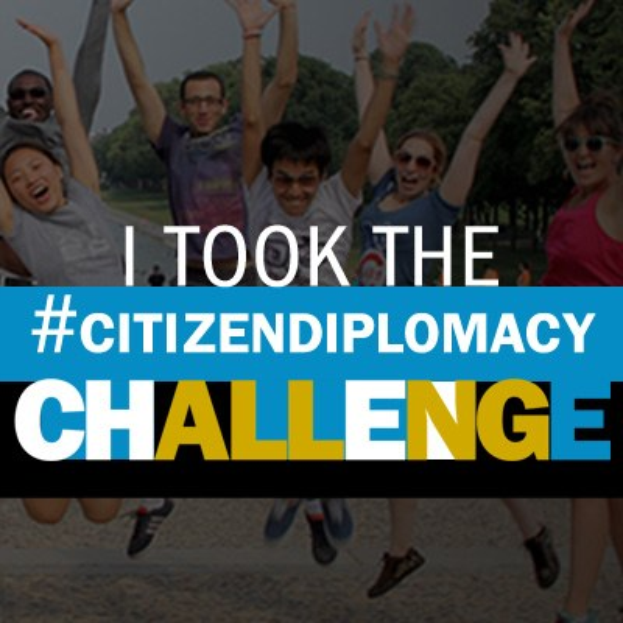 Gruppe von Menschen, die in die Luft springen, mit dem Text "Ich habe die Bürgerschaftsherausforderung angenommen" und Bäumen und einem klaren blauen Himmel im Hintergrund.