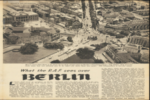 Alte Zeitung mit einem Schwarz-Weiß-Foto einer Stadtlandschaft mit Gebäuden, Bäumen und Fahrzeugen, begleitet von Text.