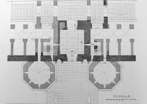 Schwarzer und weißer Grundrissplan eines Gebäudes mit zahlreichen Fenstern, beschriftet als Echelle-Schule der Architektur, zeigt detaillierte Layout von Räumen, Fluren und Merkmalen.