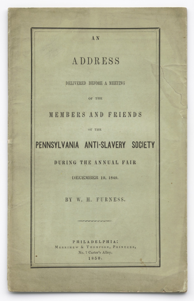 Ein Buch mit dem Titel "Eine Ansprache vor einer Versammlung der Mitglieder und Freunde der Pennsylvania Anti-Sklaverei-Gesellschaft während der jährlichen Messe" ist auf einer Seite mit schwarzer Tinte geöffnet.