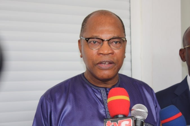 Ein Mann in einem lila Hemd und Brille spricht in Lagos vor Mikrofone und scheint die Medien über seine Festnahme zu informieren.