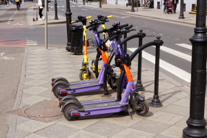 Kontrollen: Zuschauer in Bad Kreuznach zeigen Solidarität mit E-Scooter-Fahrer