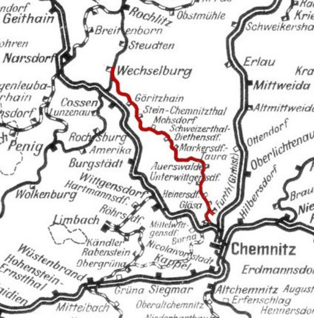 Schwarz-weiß-Karte einer Stadt mit einer roten Linie, die die Wechselburg und Chemnitz-Bahnroute angibt.