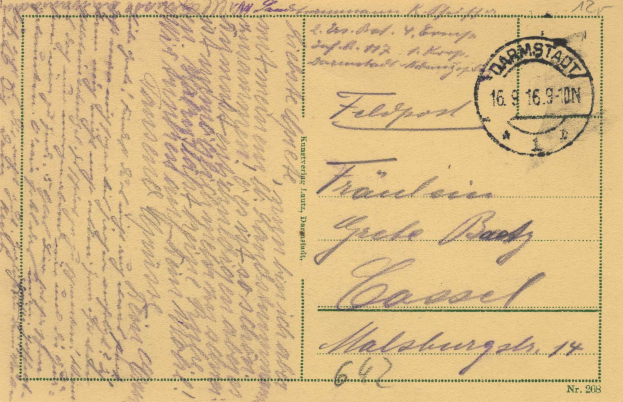 Eine alte Postkarte mit einer Briefmarke oben rechts, von Deutschland nach Polen adressiert, mit handgeschriebener Text.