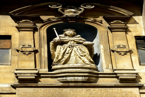 Eine Statue vor einem Gebäude.