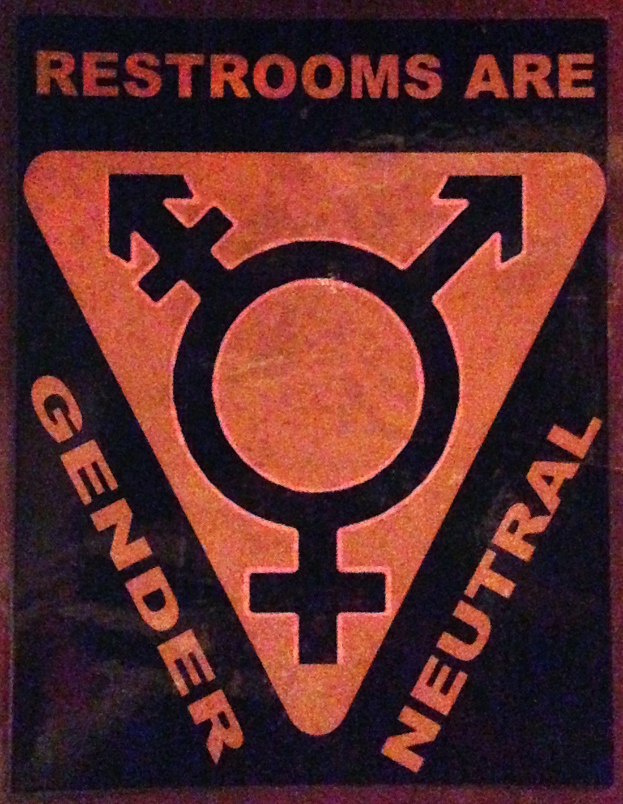 Plakat mit dem Text "Toiletten sind geschlechtsneutral" betont die Geschlechtergerechtigkeit in den Toiletteneinrichtungen.