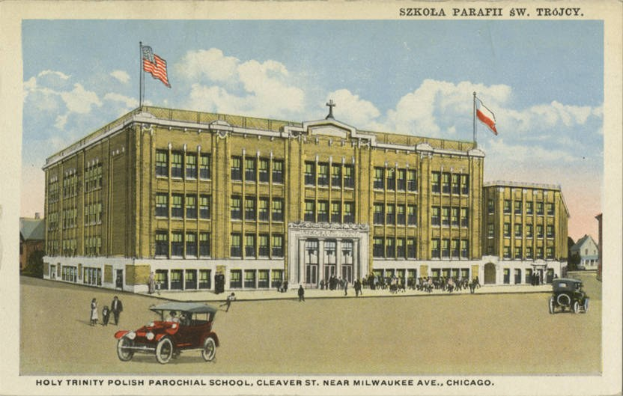 Plakat der Heiligen Dreifaltigkeit Polnische Pfarrschule in Cleveland, Ohio, das ein Gebäude mit Fenstern, Menschen, Fahrzeugen, Flaggen und einen bewölkten Himmel mit Text unten zeigt.