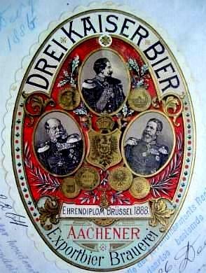 Altes deutsches Bieretikett namens "Drei Kaiser Bier" mit drei Männern in traditioneller Kleidung, einer hält eine Bierflasche, mit Unterschriften unten auf hellblauem Hintergrund.