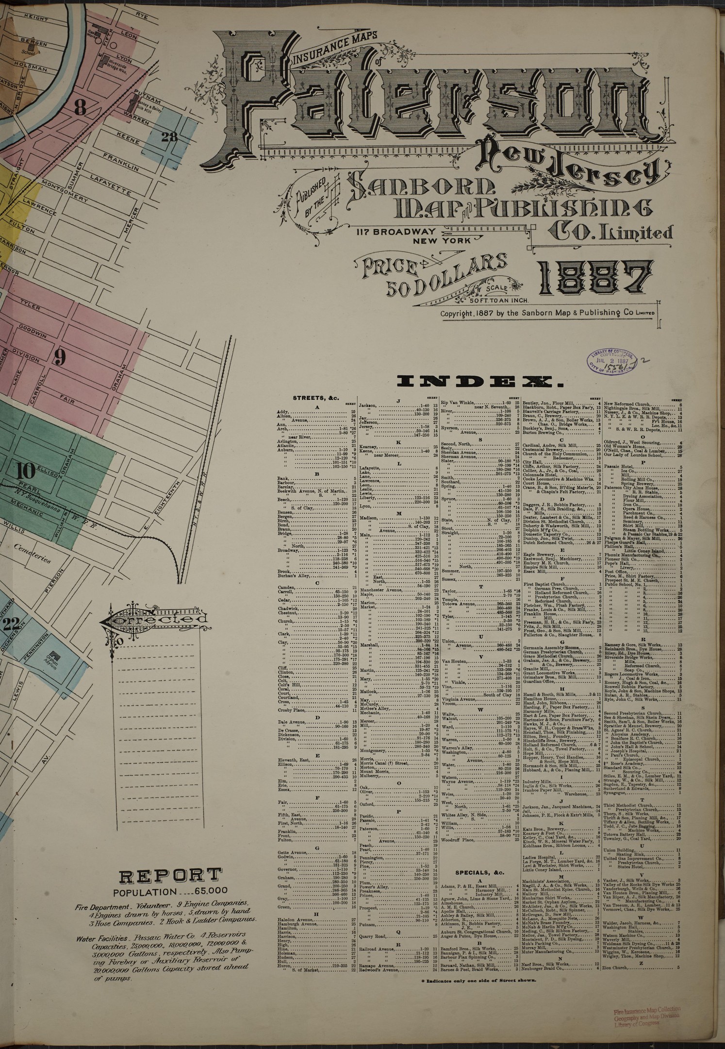 Ein altes Buch mit einer detaillierten Stadtkarte oben drauf, das auf einer Oberfläche liegt, begleitet von Text über die Gebäude, Straßen und Sehenswürdigkeiten der Stadt.