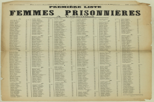 Gelbliches altes Buch mit einer Liste von weiblichen Gefangenen, Namen in schwarzer Tinte in zwei Spalten unterteilt.