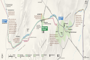 Ein detaillierter Parkplan mit verschiedenen farbigen Wegen, Punkten von Interesse und Text, der den Standort des Besucherzentrums angibt, sowie Parkinformationen wie Annehmlichkeiten und Merkmale.