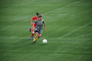 Frauen und ein Ball auf dem Boden.