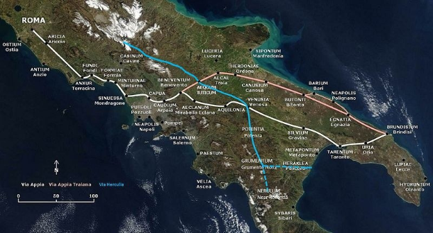 Eine Karte von Italien mit einer blauen Linie, die eine kreisförmige Zugroute von Rom nach Rom nachzeichnet und Städte und Ortschaften entlang des Weges hervorhebt.
