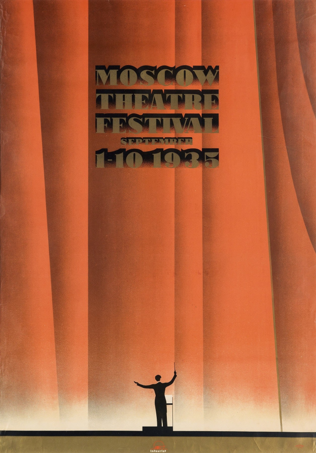 Plakat für das Moskauer Theaterfestival 1935 mit einer Person vor einem Vorhang mit Text über die Festival-Details